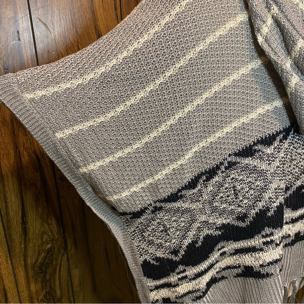 One world Sweater in gray - Picture 6 of 10